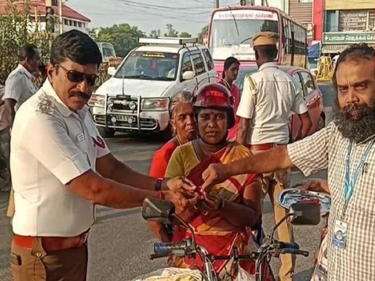 Thanjavur  women wearing helmets were rewarded with silver coins TNN தஞ்சாவூரில் ஹெல்மேட் அணிந்து வந்த பெண்களுக்கு வெள்ளிக்காசுகள் பரிசு