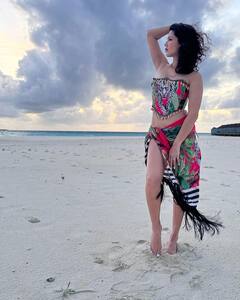 Sunny Leone Photos: बीच पर चीता प्रिंट ड्रेस पहन सनी ने दिए ग्लैमरस पोज, एक्ट्रेस की अदाओं ने हाई किया इंटरनेट का पारा