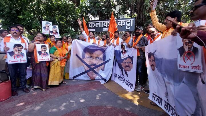 पुण्यातील गुडलक चौकात संजय राऊतांविरोधात शिवसेनेने जोडे मारो आंदोलन केलं.