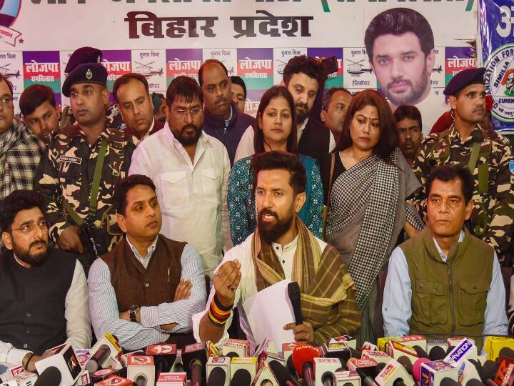 Chirag Paswan: 'मुझे समाप्त करने के लिए कई बड़ी सियासी ताकतें लगी हुईं हैं', इशारों-इशारों में चिराग पासवान कह गए बड़ी बात Chirag Paswan attacks against Lalu Yadav and Nitish Kumar in Khagaria Chirag Paswan: 'मुझे समाप्त करने के लिए कई बड़ी सियासी ताकतें लगी हुईं हैं', इशारों-इशारों में चिराग पासवान कह गए बड़ी बात
