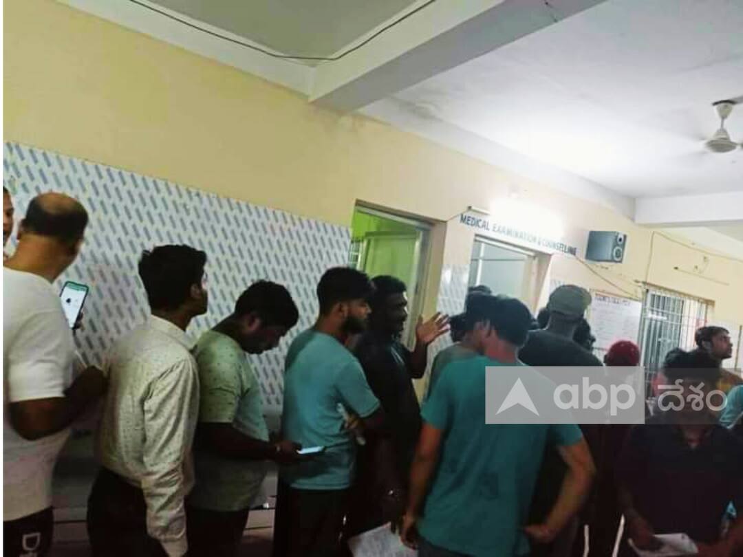 Odisha Train Accident Coromandel Express People Queue up in Balasore to Donate Blood And Train Accident Drone Visuals Coromandel Express Accident: వెల్లివిరిసిన మానవత్వం - రైలుప్రమాద బాధితులకు రక్తమిచ్చేందుకు క్యూ కట్టిన యువకులు !