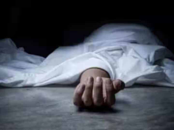 Four members of a family attempted suicide in Surat. Surat: એક જ પરિવારના ચાર સભ્યોએ પીધી ઝેરી દવા, પિતરાઇ ભાઇને ફોન કરીને કહ્યુ- દીકરા-દીકરીને સાચવી લેજે