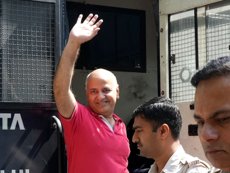 Manish Sisodia Arrives At His Residence In Delhi To Meet His Ailing Wife After Delhi HC 7-Hour Bail Liquor Policy Case Manish Sisodia Arrives At His Residence In Delhi To Meet His Ailing Wife After Delhi HC 7-Hour Bail