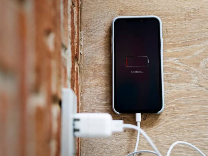 चार्जिंग साउंड: इस फीचर को ऑन करने पर जब भी आप अपना iPhone चार्ज पर लगाएंगे तो ये 'चार्जिंग' वर्ड को अनाउंस करेगा. साथ ही अगर बैटरी 90% से ज्यादा चार्ज हो जाती है तो ये बैटरी इज फूली चार्ज भी अनाउंस करेगा. इसे ऑन करने के लिए आपको शॉटकट में ही जाना होगा.