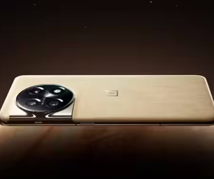 OnePlus 11 Marble Odyssey: ਕੰਪਨੀ ਨੇ ਫਰਵਰੀ ਵਿੱਚ Oneplus 11 5G ਲਾਂਚ ਕੀਤਾ ਸੀ। ਹੁਣ ਇਸ ਦਾ ਨਵਾਂ ਐਡੀਸ਼ਨ ਜਲਦ ਹੀ ਲਾਂਚ ਹੋਣ ਜਾ ਰਿਹਾ ਹੈ। OnePlus 11 ਦਾ ਮਾਰਬਲ ਓਡੀਸੀ ਐਡੀਸ਼ਨ ਭਾਰਤ ਵਿੱਚ 6 ਜੂਨ ਨੂੰ ਲਾਂਚ ਕੀਤਾ ਜਾਵੇਗਾ, ਜਿਸਦੀ ਕੀਮਤ ਮੌਜੂਦਾ ਮਾਡਲ ਤੋਂ 3,000 ਰੁਪਏ ਵੱਧ ਹੋ ਸਕਦੀ ਹੈ। ਹਾਲਾਂਕਿ ਕੰਪਨੀ ਨੇ ਇਸ ਦੀ ਕੀਮਤ ਨੂੰ ਲੈ ਕੇ ਕੋਈ ਜਾਣਕਾਰੀ ਨਹੀਂ ਦਿੱਤੀ ਹੈ।