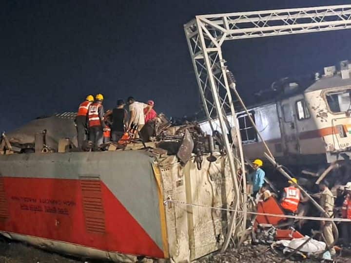 Odisha Coromandel Express Train Accident People Survived tell their Stories Coromandel Train Accident: 'किसी ने खिड़की से कूदकर बचाई जान तो कोई हिल भी नहीं पाया', ओडिशा रेल हादसे में जिंदा बचे लोगों ने बताया आंखों देखा हाल