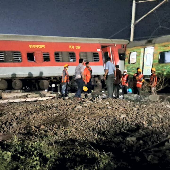 উদ্ধারকাজে নেমেছে বায়ুসেনা, এনডিআরএফের ৯টি টিম। হেলিকপ্টারের সাহায্যে চলছে উদ্ধারকাজ। ট্রেনের দরজা ভেঙে, গ্যাস কাটারের সাহায্যে উদ্ধারকাজ চালানো হচ্ছে।