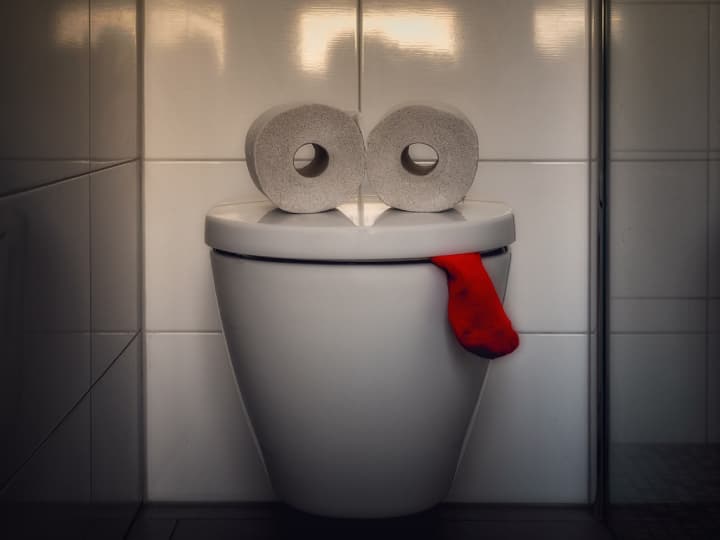 Chinese man spent 6 hour a day in office toilet due to piles operation than get lost his job Chinese Office Man: क्यों हर रोज 6 घंटे ऑफिस टॉयलेट में बिताता था शख्स, धोना पड़ा नौकरी से हाथ, जानें वजह