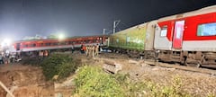 Odisha Train Accident: कुठे आक्रोश, तर कुणी घेतंय आपल्या माणसांचा शोध... अंगावर शहारे आणणारे ओडिशा अपघाताचे फोटो