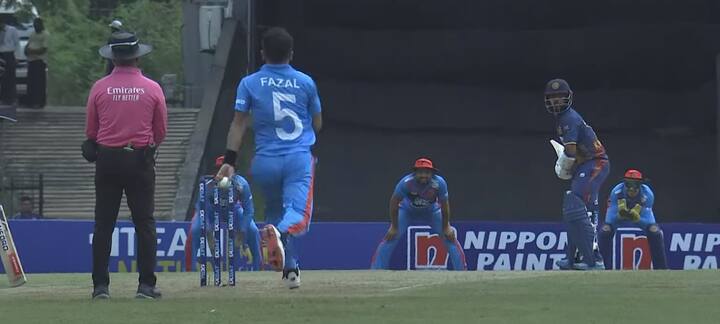 முதலில் களம் இறங்கிய இலங்கை அணியின் தொடக்க ஆட்டக்காரர்கள் சொற்ப ரன்களில் ஆட்டம் இழந்தனர். பின்னர் களம் இறங்கிய சரித் அசலங்கா - தனஞ்சய டி சில்வா ஜோடி சேர்ந்து சிறப்பாக ஆடி ரன்களை குவித்தனர்.