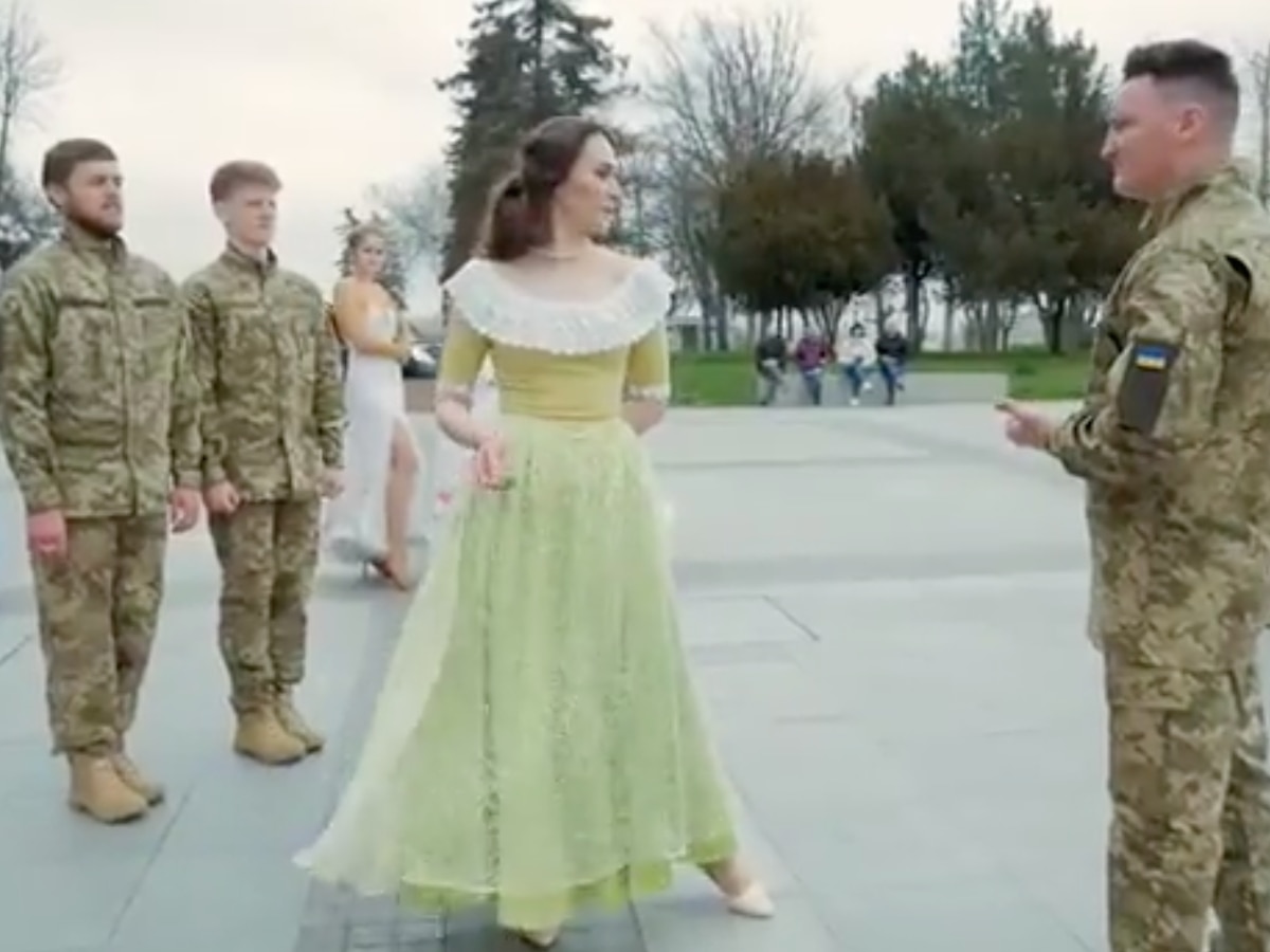 Відео, як українські солдати танцюють під оскароносну пісню RRR «Naatu Naatu»