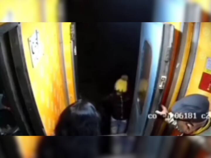 Never Stand At Gate Of Train Before Coming To Station Otherwise You Have To Face This Incident Viral Video स्टेशन आने से पहले ट्रेन के गेट पर जाकर खड़े हो जाते हैं? भूले से भी न करें ये गलती, वरना होगा ये हश्र- Video