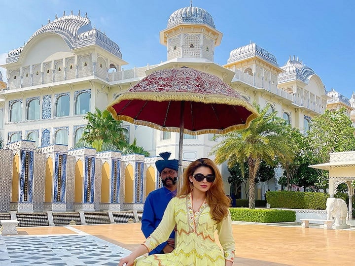 Urvashi Rautela Mumbai Bunglow: खबरों में दावा किया जा रहा है कि एक्ट्रेस उर्वशी रौतेला ने मुंबई में 190 करोड़ रुपये में नया बंगला खरीदा है, जो दिवंगत यश चोपड़ा के घर के पड़ोस में है...