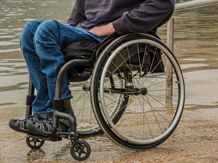 यदि परिवार के मुखिया की प्राकृतिक मृत्यु होती है तो उसके परिजनों को 1 लाख रुपये का भुगतान किया जाता है. वहीं अगर उनकी अप्राकृतिक मृ्त्यु हो जाती है, जैसे एक्सीडेंट में या फिर स्थाई रूप से विकलांग हो जाते हैं तो बीमा कंपनी परिवार को 5 लाख रुपये का मुआवजा देगी.