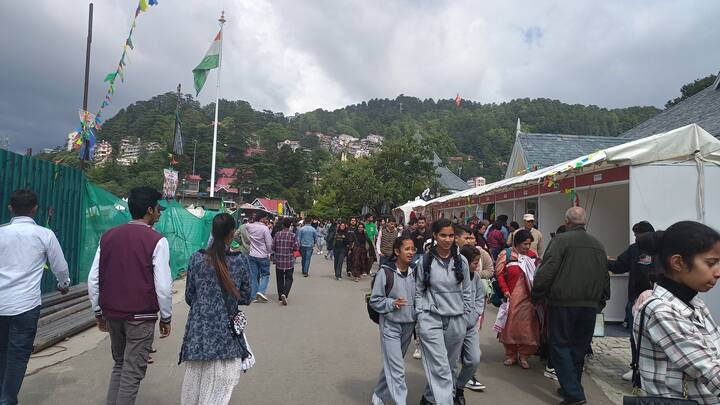 पर्यटक भारी संख्या में पहाड़ों की रानी का दीदार करने के लिए पहुंच रहे हैं.