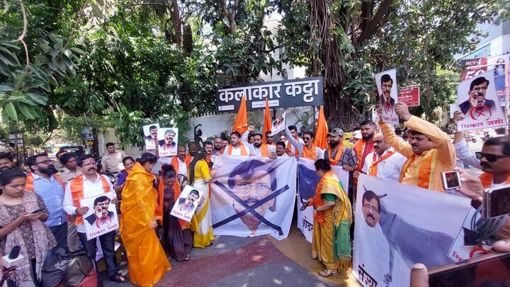 ज्याप्रमाणे ते माईकवर थुंकलेत येणाऱ्या निवडणुकीत मतदार मतपेटीतून संजय राऊतच्या तोंडावर थुंकतील, अशा टीका शिवसैनिकांनी केली आहे.