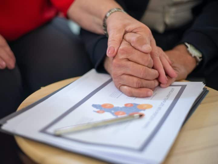 आंध्र प्रदेश सरकार ने राज्य की जनता को तोहफा देते हुए वाईएसआर बीमा योजना की शुरुआत की थी. यह योजना सरकार द्वारा सीधे गांव और वार्ड सचिवालय के माध्यम से प्रदान की जा रही है.