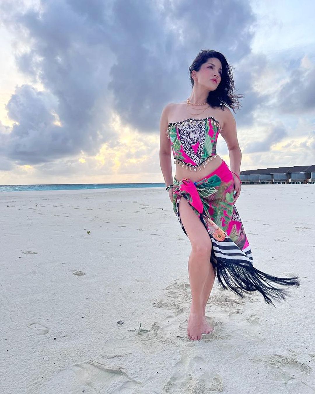 Sunny Leone Gave Glamorous Poses Wearing A Pink Dress Pictures Went Viral  On Social Media | Sunny Leone Photos: બીચ પર સની લિયોનીએ આપ્યા હોટ પોઝ,  ચાહકો બન્યા દિવાના