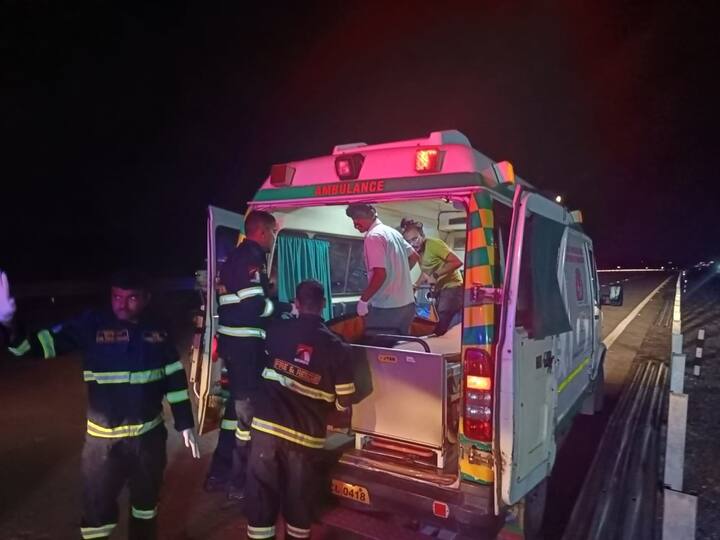 या भीषण अपघातात दोघांचा मृत्यू झाला असून दोन जण गंभीर जखमी झाल्याची माहिती समजते आहे.