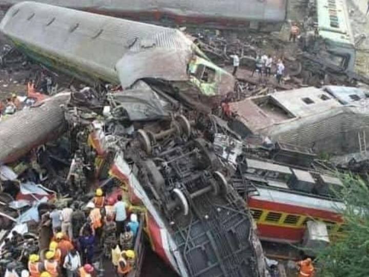 Aerial visuals from drone camera show the extent of damage at  Odisha Train Accident Shocking Video: சீட்டு கட்டுபோல பல அடி தூரத்துக்கு கவிழ்ந்து கிடக்கும் ரயில்  பெட்டிகள்..பதறவைக்கும் ட்ரோன் வீடியோ காட்சிகள்..