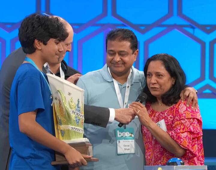 देव शाह फ्लोरिडा के लार्गो में रहते हैं, उनका परिवार शिक्षा को बड़ा महत्व देता है और परिवार ने उनकी अकादमिक उत्कृष्टता को भी खासा प्रोत्साहित किया. प्रतियोगिता जीतने के बाद उनकी मां भी मंच पर पहुंची, उन्होंने सबके सामने अपने बेटे को दुलारा.