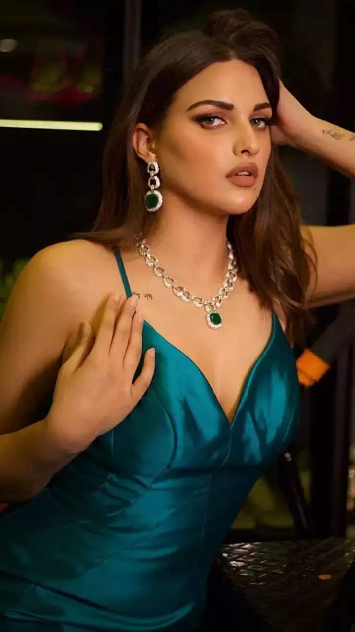 हिमांशी खुराना – पंजाबी एक्ट्रेस और बिग बॉस 13 फेम हिमांशी खुराना अपनी कातिल अदाओं से हर दिन फैंस का दिल जीतती रहती हैं. रिपोर्ट्स के अनुसार हिमांशी एक गाने के लिए 50 लाख रुपए की फीस लेती हैं. उनकी नेटवर्थ 22 करोड़ रुपए के करीब है.