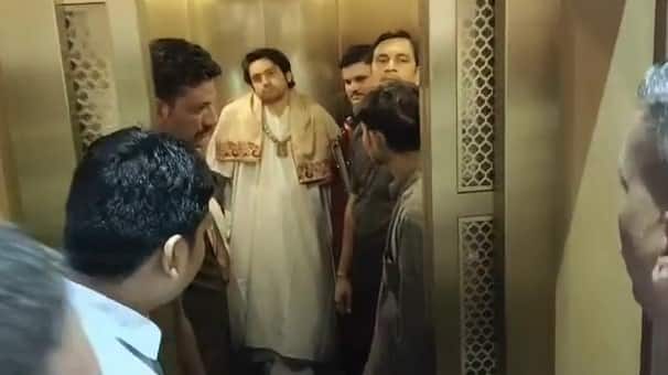 Dhirendra Shastri of Bageshwar Dham in Vadodara  trapped in the lift Vadodra: વડોદરામાં બાગેશ્વર ધામના  ધીરેન્દ્ર શાસ્ત્રી લીફ્ટમાં ફસાયા
