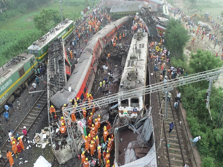 Odisha Train Accident Coromandel Express Death toll rises to 233 in the horrific train accident Odisha Train Accident: மூன்று ரயில்கள் மோதி கோர விபத்து: ஒடிசாவில் பயங்கரம்: பலி எண்ணிக்கை 238 ஆக அதிகரிப்பு!