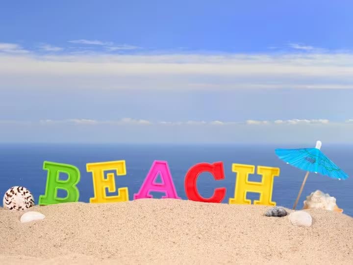 What Things You Take To Go For Beach Holiday Know Tips News In Marathi Holiday On Beach : हाॅलिडेसाठी बीचवर जात आहात? तर मग सोबत ठेवा या काही गोष्टी