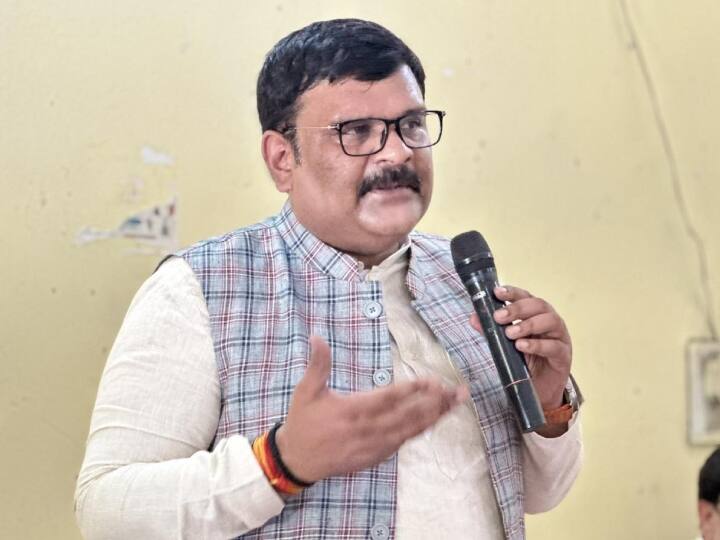 BJP MP Subrat Pathak Case filed in Kannauj Due to Assault Police Man Akhilesh Yadav demanded arrest UP News: पुल‍िस के साथ मारपीट को लेकर बीजेपी सांसद सुब्रत पाठक के खिलाफ FIR दर्ज, अखिलेश यादव ने की गिरफ्तारी की मांग