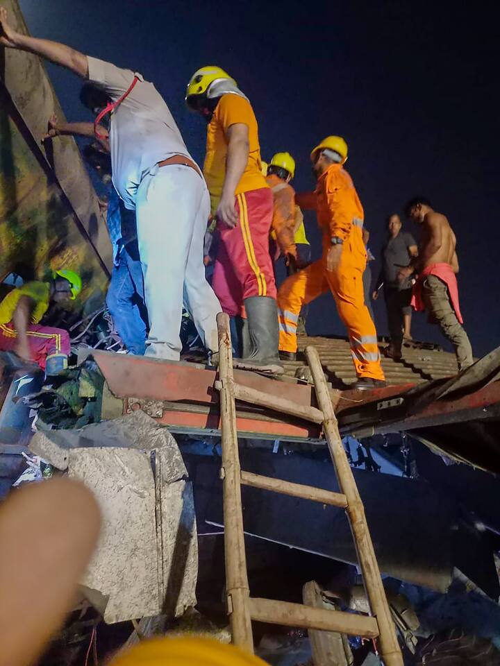 ধ্বংসস্তূপে চলে প্রাণের খোঁজ। গ্যাস কাটার দিয়ে ট্রেনের দরজা-জালনা কেটে চলে উদ্ধারের চেষ্টা। আনা হয়েছে স্নিফার ডগ। নামে সেনা, এনডিআরএফ। এয়ারলিফ্টের জন্য আনা হয় কপ্টার।