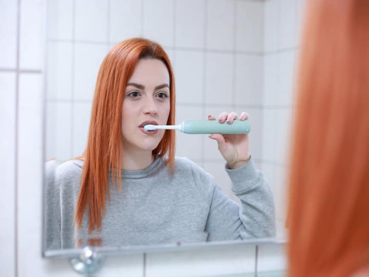 Dentist says never wet toothbrush before brushing పేస్ట్ పెట్టడానికి ముందు బ్రష్ తడుపుతున్నారా? ఒకసారి ఆలోచించండి, ఎందుకంటే..