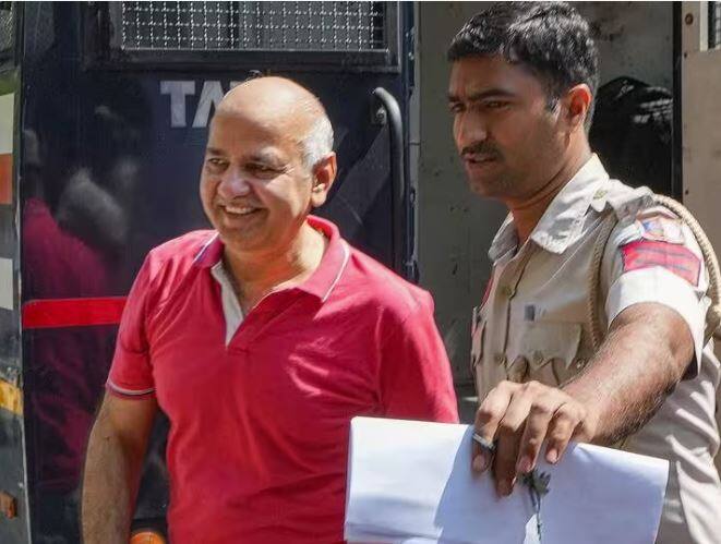 delhi liquor policy case manish sisodia left his home for tihar jail Delhi Liquor Policy Case: ਤਿਹਾੜ ਜੇਲ੍ਹ ਤੋਂ ਰਵਾਨਾ ਹੋਏ 'ਆਪ' ਨੇਤਾ ਮਨੀਸ਼ ਸਿਸੋਦੀਆ, 7 ਘੰਟੇ ਲਈ ਆਏ ਸੀ ਘਰ