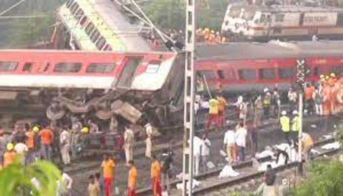 Odisha train accident : Railway Minister Ashwini Vaishnaw reaches Balasore; 237 dead, over 900 injured Coromandel Train Accident: ਓਡੀਸ਼ਾ ਦੇ ਬਾਲਾਸੋਰ 'ਚ 3 ਟਰੇਨਾਂ ਦੀ ਟੱਕਰ 'ਚ ਹੁਣ ਤੱਕ 233 ਲੋਕਾਂ ਦੀ ਮੌਤ, 900 ਤੋਂ ਜ਼ਿਆਦਾ ਜ਼ਖਮੀ 