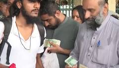 India Pakistan : पाकिस्‍तान ने रिहा किए 200 भारतीय मछुआरे, बरसों बाद सरजमीं पर लौटे तो यूं खिल उठे चेहरे, तस्‍वीरें