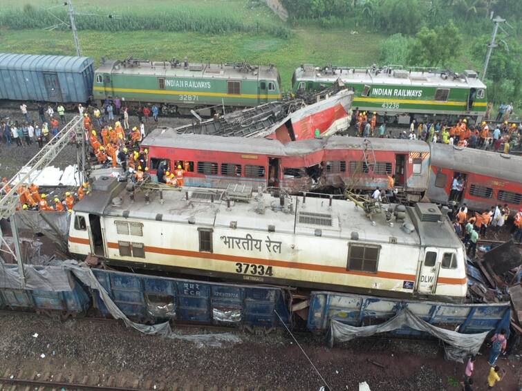 How did the train accident happen A passenger expalin from Tamilnadu who traveled in Coromandel train Coromandel Express Accident : 