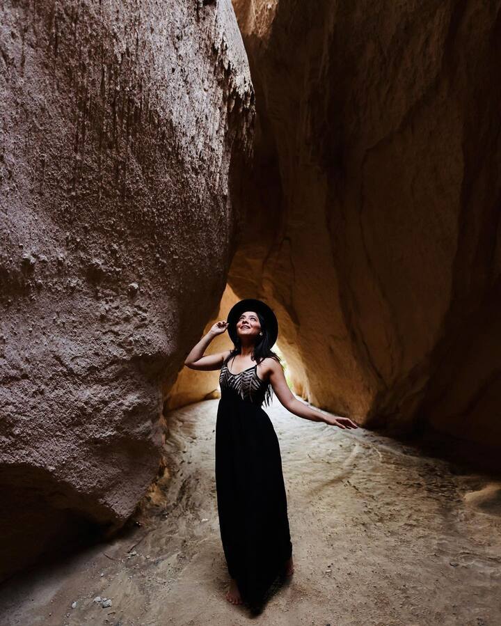 सोनालीनं तुर्की येथील लव्ह व्हॅली गोरेमे कॅपाडोसियामधील फोटो शेअर केले आहेत.