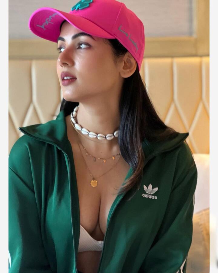 జన్నత్ సినిమాతో సినీ రంగంలో అడుగు పెట్టి ఆ ఢిల్లీ భామ.. లెజెండ్ సినిమాతో టాలీవుడ్ లో అడుగు పెట్టింది. ఆ తర్వాత పండగ చేస్కో షేర్ సైజ్ జీరో డిక్టేటర్ రూలర్ ది ఘోస్ట్ చిత్రాల్లో కూడా నటించి మెప్పించింది. ఈ తర్వాత విక్టరీ వెంకటేష్ వరుణ్ తేజ్ కాంబోలో వచ్చిన ఎఫ్3 సినిమాలోనూ సందడి చేసింది.