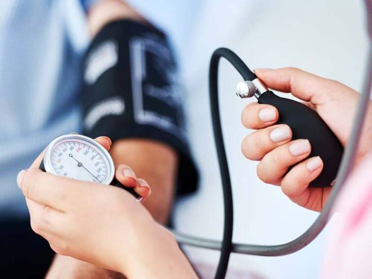 How to lower high blood pressure naturally Add these 5 ingredients to your diet High Blood Pressure : பிபி அதிகமாகி அவஸ்தை படுறீங்களா? இதெல்லாம் நிச்சயம் உணவில் சேத்துக்கணும்னு நிபுணர்கள் சொல்றாங்க..