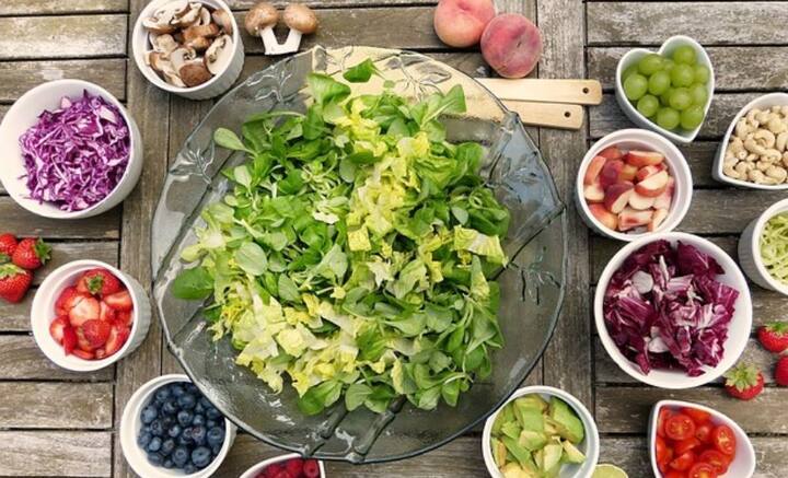 বিশেষজ্ঞদের মতে, আমাদের পূর্বপুরুষদের কাছে পছন্দের খাদ্যসামগ্রী বেছে নেওয়ার তেমন সুযোগ ছিল না। তাই তাঁরা যে ভাবে ফল খেতেন, তা আজকের চেয়ে অনেক আলাদা। কখনও ব্রেকফাস্টে, কখনও আবার ঘুরতে ফিরতে সারাদিনই ফল খেতেন তাঁরা।