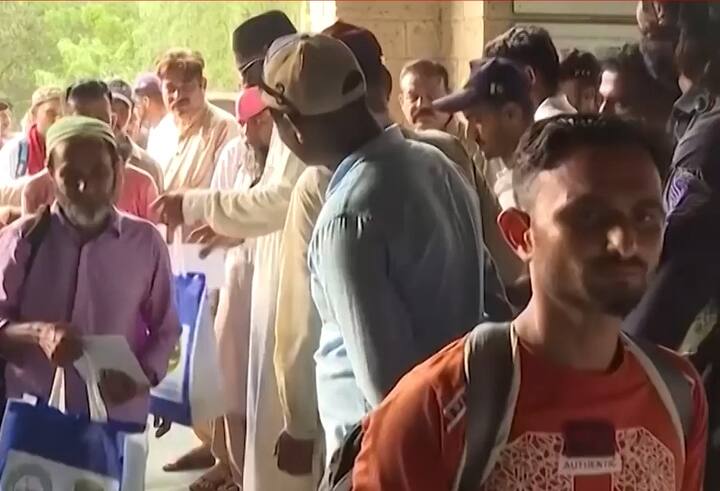 बता दें कि पाकिस्तानी जेलों में 500 से ज्यादा भारतीयों को कैद करके रखा गया है. एक रिपोर्ट के मुताबिक, वहां 400 से ज्यादा भारतीय ऐसे हैं, जिन्हें सजा पूरी करने के बाद भी नहीं छोड़ा गया.