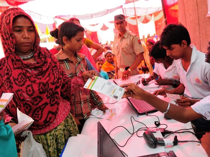 aadhar card center franchise opening process income of 30000 monthly UIDAI Aadhar Card Center: आधार सेंटर खोलकर हर महीने करें हजारों की कमाई, एक क्लिक में जानें पूरा प्रोसेस