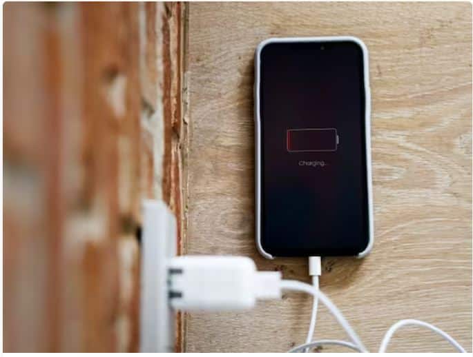 ਚਾਰਜਿੰਗ ਸਾਊਂਡ: ਜਦੋਂ ਤੁਸੀਂ ਇਸ ਵਿਸ਼ੇਸ਼ਤਾ ਨੂੰ ਚਾਲੂ ਕਰਦੇ ਹੋ, ਜਦੋਂ ਵੀ ਤੁਸੀਂ ਆਪਣੇ ਆਈਫੋਨ ਨੂੰ ਚਾਰਜ ਕਰਦੇ ਹੋ, ਇਹ 'ਚਾਰਜਿੰਗ' ਸ਼ਬਦ ਦੀ ਘੋਸ਼ਣਾ ਕਰੇਗਾ। ਨਾਲ ਹੀ, ਜੇਕਰ ਬੈਟਰੀ 90% ਤੋਂ ਵੱਧ ਚਾਰਜ ਹੁੰਦੀ ਹੈ, ਤਾਂ ਇਹ ਵੀ ਐਲਾਨ ਕਰੇਗਾ ਕਿ ਬੈਟਰੀ ਪੂਰੀ ਤਰ੍ਹਾਂ ਚਾਰਜ ਹੋ ਗਈ ਹੈ। ਇਸਨੂੰ ਚਾਲੂ ਕਰਨ ਲਈ, ਤੁਹਾਨੂੰ ਖੁਦ ਹੀ ਸ਼ਾਰਟਕੱਟ 'ਤੇ ਜਾਣਾ ਪਵੇਗਾ।