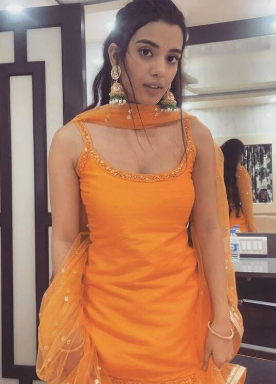 श्रद्धा त्रिपाठी इस शो में तेजस्वी प्रकाश के साथ दिखाई देंगी. शो में श्रद्धा कौनसी नागिन बनेंगी ये जानना काफी दिलचस्प होने वाला है.