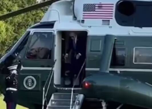 after-fall-on-stage-joe-biden-bumps-head-on-helicopter-door-video-viral Joe Biden Video: ਸਵੇਰੇ ਸਟੇਜ ਤੋਂ ਡਿੱਗੇ, ਦੁਪਹਿਰ ਨੂੰ ਹੈਲੀਕਾਪਟਰ ਦੇ ਦਰਵਾਜੇ ਨਾਲ ਟਕਰਾਇਆ ਜੋ ਬਿਡੇਨ ਦਾ ਸਿਰ, ਦੇਖੋ ਵਾਇਰਲ ਵੀਡੀਓ