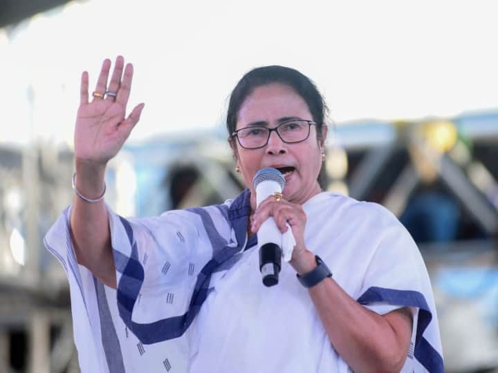 Kavach was not available on Coromandel Express route says railways Why asks TMC Odisha Train Accident: 'क्यों एक्टिव नहीं था कवच सिस्टम?' रेल हादसे वाली जगह पर आमने सामने आए CM ममता और रेल मंत्री, हुई टोकाटोकी