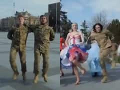 ఉక్రెయిన్ అధ్యక్షుడు జెలెన్‌స్కీ ఇంటి ముందు నాటు-నాటు, ఇరగదీసిన సైనికులు