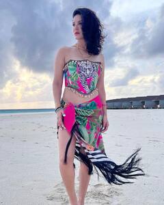 Sunny Leone Photos: बीच पर चीता प्रिंट ड्रेस पहन सनी ने दिए ग्लैमरस पोज, एक्ट्रेस की अदाओं ने हाई किया इंटरनेट का पारा