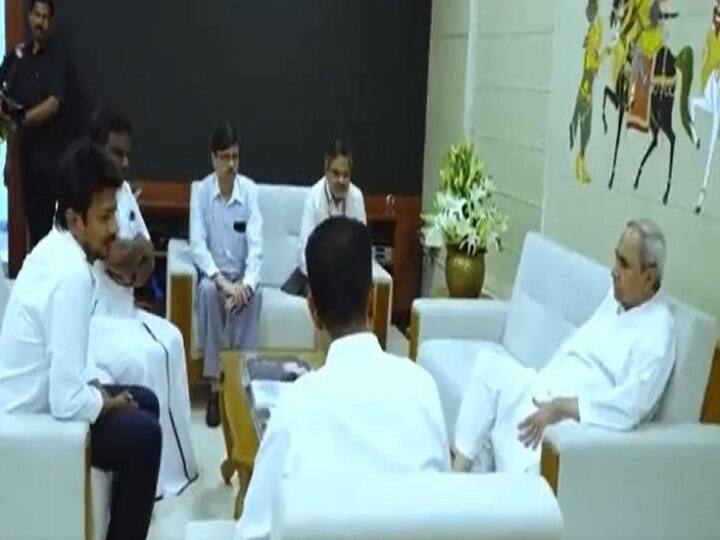 Odisha train accident Team led by Minister Udhayanidhi Stalin meet Odisha CM Naveen Patnaik Odisha train accident: ஒடிசா முதலமைச்சர் நவீன் பட்நாயக்கை சந்தித்த அமைச்சர் உதயநிதி அடங்கிய தமிழ்நாடு குழு..!