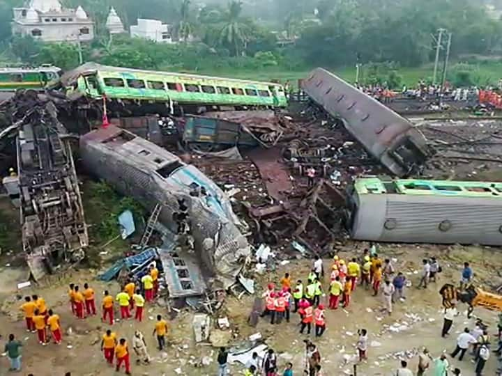 Odisha train crash Preliminary probe suggests Coromandel Express entered loop line instead of main line and hit goods train Odisha train crash: कोरोमंडल एक्स्प्रेसने मेन लाइनऐवजी लूप लाइनमध्ये प्रवेश केल्याने मालगाडीला धडक; प्राथमिक तपासातील अंदाज